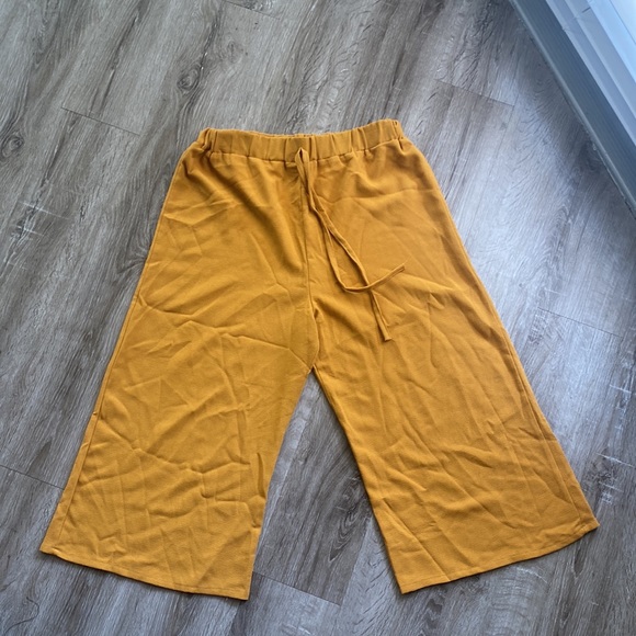 Boohoo Flowy Cropped Pants - Picture 2 of 4